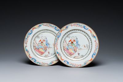 Paire d'assiettes en porcelaine de Chine famille rose à décor d'un musicien devant un couple, Qianlong