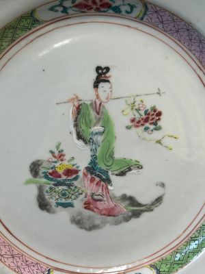 Paire d'assiettes en porcelaine de Chine famille rose à décor 'Lan Caihe', Yongzheng — photo 3