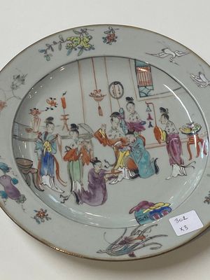 Paire d'assiettes en porcelaine de Chine famille rose à décor mandarin et une assiette à décor de 'Xi Xiang Ji' plate, Yongzheng/Qianlong — photo 4