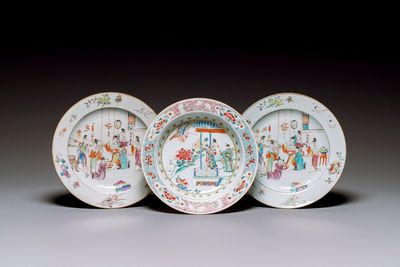 Paire d'assiettes en porcelaine de Chine famille rose à décor mandarin et une assiette à décor de 'Xi Xiang Ji' plate, Yongzheng/Qianlong