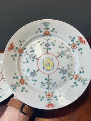 Paire d'assiettes en porcelaine de Chine famille rose à décor 'Province du Jiangxi', marque de noeud sans fin, 19/20ème — photo 14