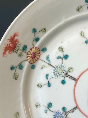Paire d'assiettes en porcelaine de Chine famille rose à décor 'Province du Jiangxi', marque de noeud sans fin, 19/20ème — photo 16