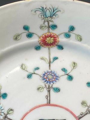 Paire d'assiettes en porcelaine de Chine famille rose à décor 'Province du Jiangxi', marque de noeud sans fin, 19/20ème — photo 18