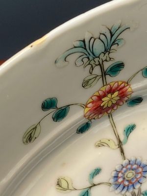 Paire d'assiettes en porcelaine de Chine famille rose à décor 'Province du Jiangxi', marque de noeud sans fin, 19/20ème — photo 20