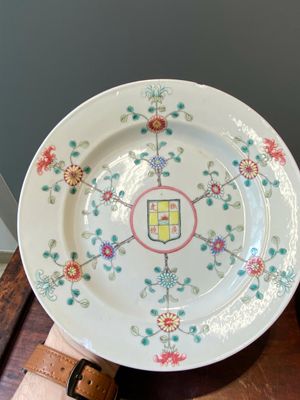 Paire d'assiettes en porcelaine de Chine famille rose à décor 'Province du Jiangxi', marque de noeud sans fin, 19/20ème — photo 3