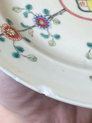 Paire d'assiettes en porcelaine de Chine famille rose à décor 'Province du Jiangxi', marque de noeud sans fin, 19/20ème — photo 9