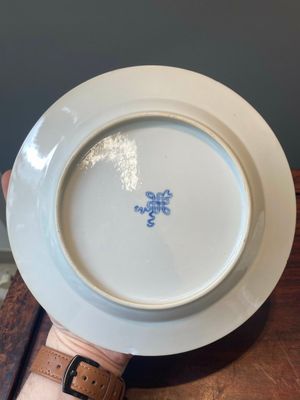 Paire d'assiettes en porcelaine de Chine famille rose à décor 'Province du Jiangxi', marque de noeud sans fin, 19/20ème — photo 10