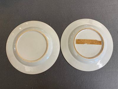 Paire d'assiettes en porcelaine de Chine famille rose à décor 'Xi Xiang Ji', Yongzheng — photo 2