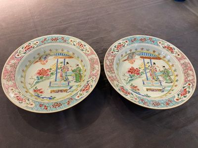 Paire d'assiettes en porcelaine de Chine famille rose à décor 'Xi Xiang Ji', Yongzheng — photo 1