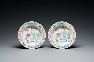 Paire d'assiettes en porcelaine de Chine famille rose à décor 'Xi Xiang Ji', Yongzheng