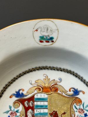 Paire d'assiettes en porcelaine de Chine famille rose aux armes de Fazakerley et Lutwyche pour le marché anglais, Qianlong — photo 11