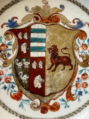 Paire d'assiettes en porcelaine de Chine famille rose aux armes de Fazakerley et Lutwyche pour le marché anglais, Qianlong — photo 3