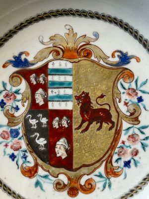 Paire d'assiettes en porcelaine de Chine famille rose aux armes de Fazakerley et Lutwyche pour le marché anglais, Qianlong — photo 10