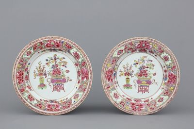 Paire d'assiettes en porcelaine de Chine, famille rose, Qianlong, 18e