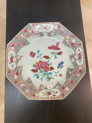 Paire d'assiettes en porcelaine de Chine famille rose, trois bleu et blanc et un bol en porcelaine de type 'kraak', Wanli and Qianlong — photo 4
