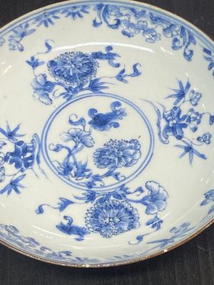 Paire d'assiettes en porcelaine de Chine famille rose, trois bleu et blanc et un bol en porcelaine de type 'kraak', Wanli and Qianlong — photo 9