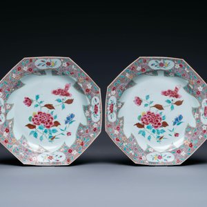 Paire d'assiettes en porcelaine de Chine famille rose, trois bleu et blanc et un bol en porcelaine de type 'kraak', Wanli and Qianlong — photo 2