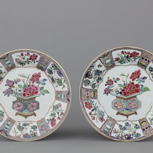 Paire d'assiettes en porcelaine de Chine, famille rose, Yongzheng/Qianlong, 18e — photo 1