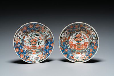 Paire d'assiettes en porcelaine de Chine famille verte à décor 'Stanislas', Kangxi