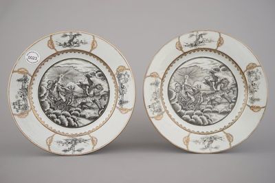 Paire d'assiettes en porcelaine de Chine pour l'export, grisaille et doré, avec Aurore dans son char de triomphe, Qianlong, 18e