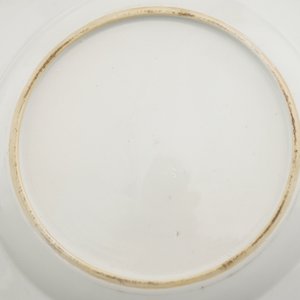 Paire d'assiettes en porcelaine de Chine pour l'export, grisaille et doré, avec Aurore dans son char de triomphe, Qianlong, 18e — photo 4