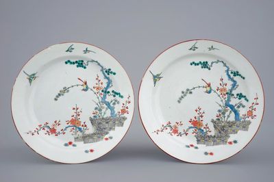 Paire d'assiettes en porcelaine de Chine surdécorée en Hollande dans le style Kakiemon, 18ème