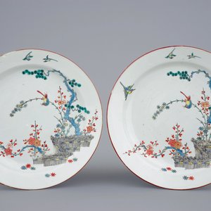Paire d'assiettes en porcelaine de Chine surdécorée en Hollande dans le style Kakiemon, 18ème — photo 1