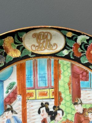 Paire d'assiettes monogrammées en porcelaine de Chine famille rose de Canton à bordure noire, 19ème — photo 9