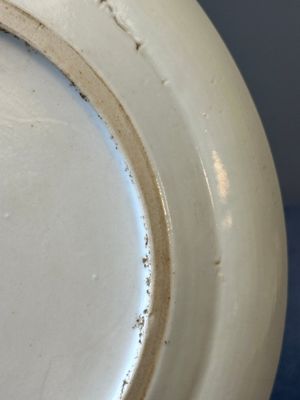 Paire d'assiettes monogrammées en porcelaine de Chine famille rose de Canton à bordure noire, 19ème — photo 17