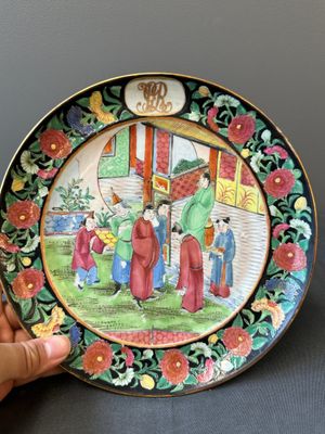 Paire d'assiettes monogrammées en porcelaine de Chine famille rose de Canton à bordure noire, 19ème — photo 19