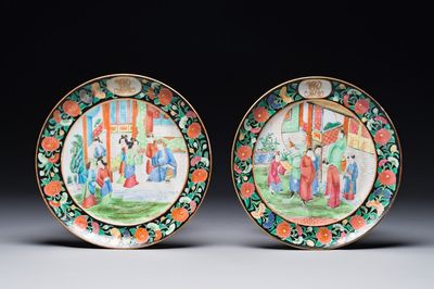 Paire d'assiettes monogrammées en porcelaine de Chine famille rose de Canton à bordure noire, 19ème