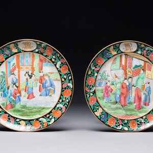 Paire d'assiettes monogrammées en porcelaine de Chine famille rose de Canton à bordure noire, 19ème — photo 1