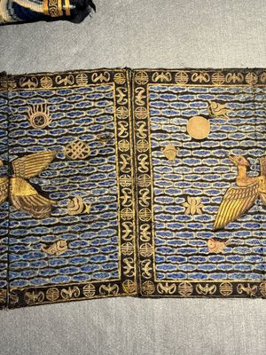 Paire de badges de rang en broderie de soie au fil d'or figurant des oies sauvages, 19ème — photo 2