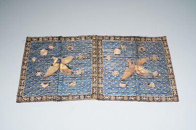 Paire de badges de rang en broderie de soie au fil d'or figurant des oies sauvages, 19ème