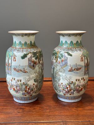 Paire de beaux vases de forme lanterne en porcelaine de Chine famille rose à décor des 'cent garçons', marque Yan Xi Tong He 燕囍同和, République — photo 3