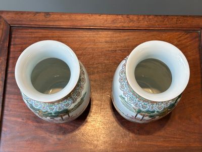 Paire de beaux vases de forme lanterne en porcelaine de Chine famille rose à décor des 'cent garçons', marque Yan Xi Tong He 燕囍同和, République — photo 5