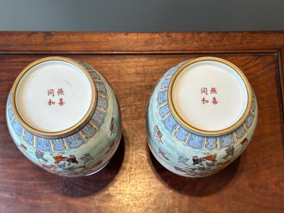 Paire de beaux vases de forme lanterne en porcelaine de Chine famille rose à décor des 'cent garçons', marque Yan Xi Tong He 燕囍同和, République — photo 6