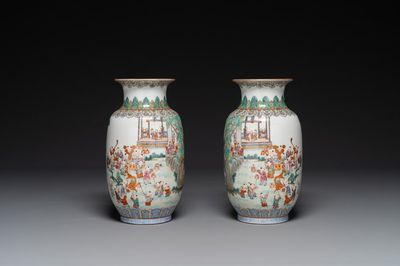 Paire de beaux vases de forme lanterne en porcelaine de Chine famille rose à décor des 'cent garçons', marque Yan Xi Tong He 燕囍同和, République