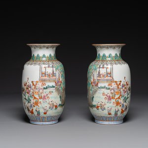 Paire de beaux vases de forme lanterne en porcelaine de Chine famille rose à décor des 'cent garçons', marque Yan Xi Tong He 燕囍同和, République — photo 1