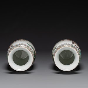 Paire de beaux vases de forme lanterne en porcelaine de Chine famille rose à décor des 'cent garçons', marque Yan Xi Tong He 燕囍同和, République — photo 5