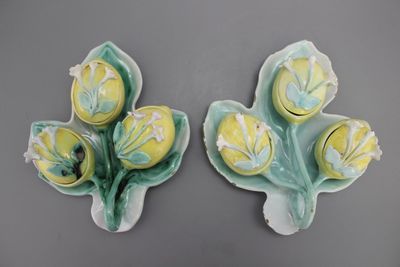 Paire de boites à épices en faïence avec trois branches, Allemagne, en forme de nénuphare, 18e