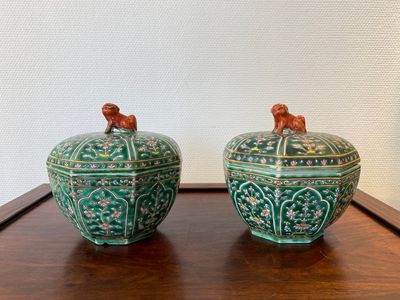 Paire de boîtes couvertes en porcelaine de Chine Bencharong pour la Thaïlande, 19ème — photo 1