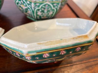 Paire de boîtes couvertes en porcelaine de Chine Bencharong pour la Thaïlande, 19ème — photo 4