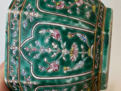 Paire de boîtes couvertes en porcelaine de Chine Bencharong pour la Thaïlande, 19ème — photo 7