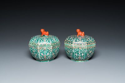 Paire de boîtes couvertes en porcelaine de Chine Bencharong pour la Thaïlande, 19ème