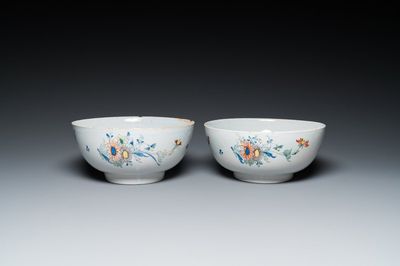Paire de bols à punch en faïence polychrome dans le style de Delft, Angleterre, probablement Bristol, vers 1740