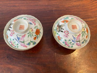 Paire de bols couverts en porcelaine de Chine famille rose à décor de papillons, marque de Jiaqing, 19ème — photo 2
