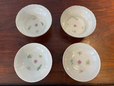 Paire de bols couverts en porcelaine de Chine famille rose à décor de papillons, marque de Jiaqing, 19ème — photo 3