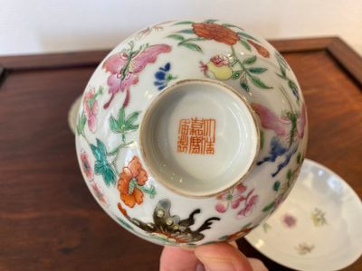 Paire de bols couverts en porcelaine de Chine famille rose à décor de papillons, marque de Jiaqing, 19ème — photo 4