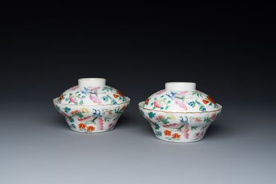 Paire de bols couverts en porcelaine de Chine famille rose à décor de papillons, marque de Jiaqing, 19ème